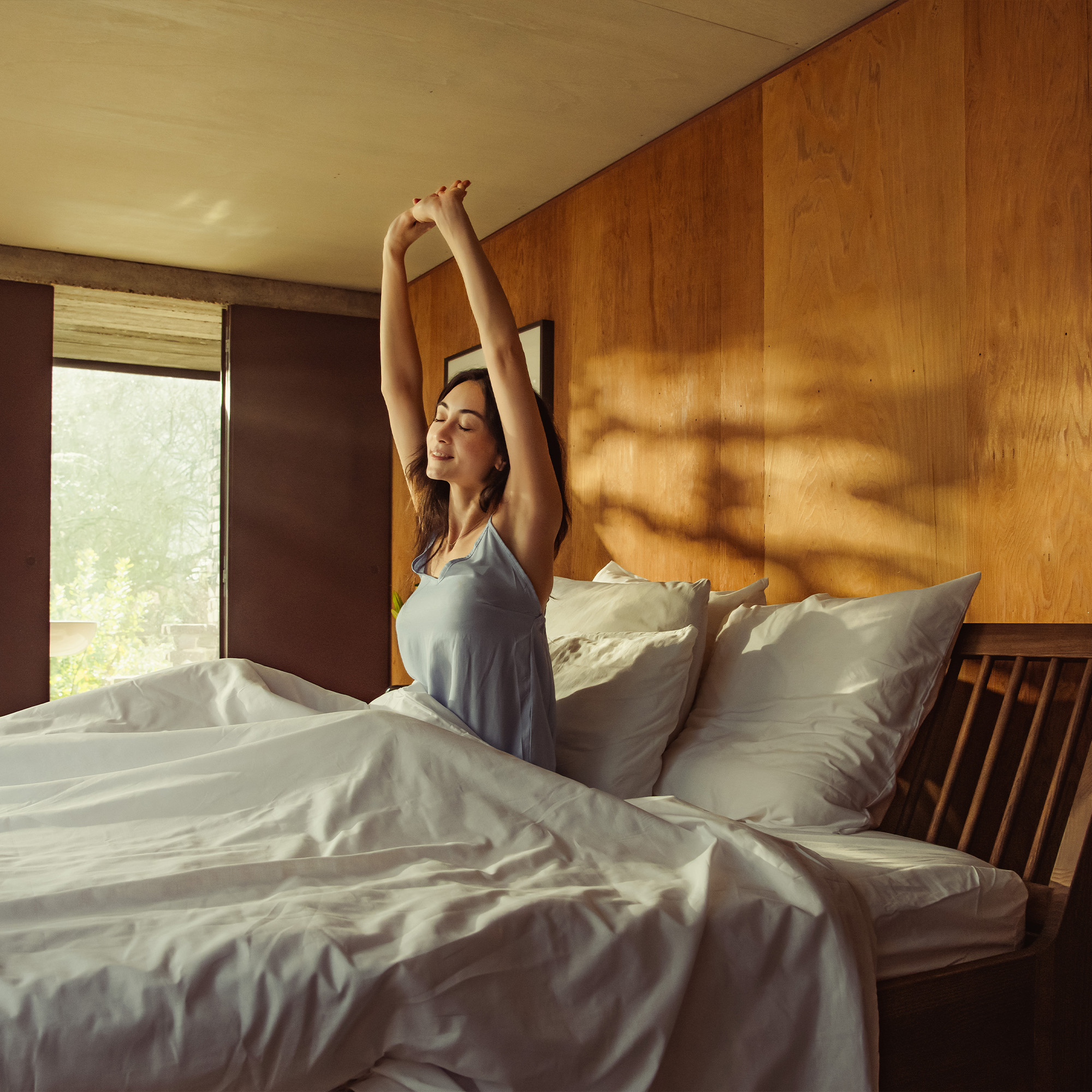 Vrouw die ontwaakt in het Tuur® Bedkader